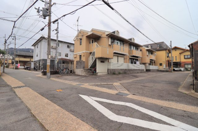 音羽草田町２号地　建築条件無土地の周辺|向かい側は、T字路・マンションの駐車場になっているため圧迫感なし♪