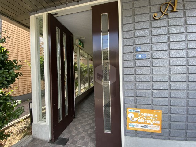 フォーレストコートA棟のエントランス