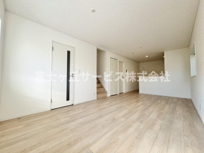 【居間・リビング】 | 静岡市清水区蜂ヶ谷 5期 新築一戸建て 3号棟 | リビングダイニングです