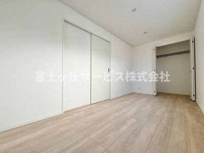 【洋室】 | 静岡市清水区蜂ヶ谷 5期 新築一戸建て 3号棟 | 収納もある洋室です