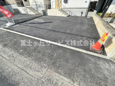 【駐車場】 | 静岡市清水区蜂ヶ谷 5期 新築一戸建て 3号棟 | 車種により2台駐車可能です