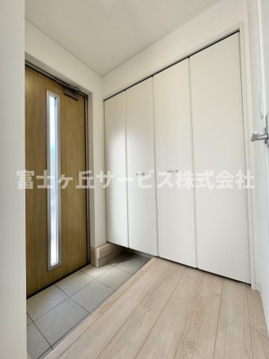 【玄関】 | 静岡市清水区蜂ヶ谷 5期 新築一戸建て 3号棟 | 収納もある玄関です