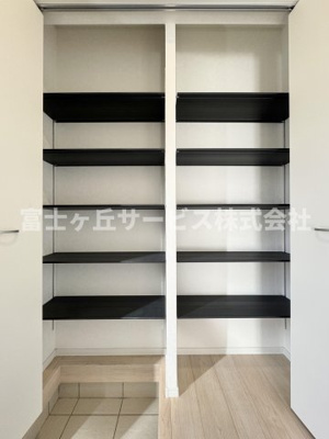 【収納】 | 静岡市清水区蜂ヶ谷 5期 新築一戸建て 3号棟 | 玄関にあるシューズクロークです