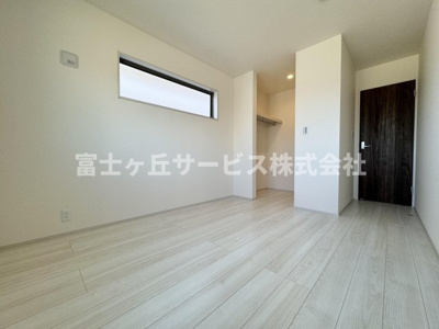 【洋室】 | 焼津市利右衛門 3期 新築一戸建て 2号棟 | ウォークインクローゼットのある洋室です