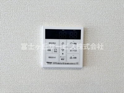 【発電・温水設備】 | 焼津市利右衛門 3期 新築一戸建て 2号棟 | リビングからも操作ができて便利です