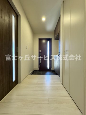 【玄関】 | 焼津市利右衛門 3期 新築一戸建て 2号棟 | 収納もある玄関です