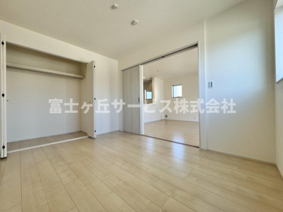 【洋室】 | 焼津市利右衛門 3期 新築一戸建て 3号棟 | リビングの隣にある洋室です