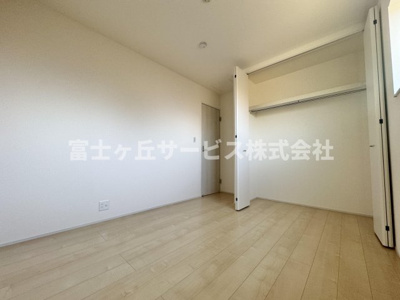 【洋室】 | 焼津市利右衛門 3期 新築一戸建て 3号棟 | 収納もある洋室です