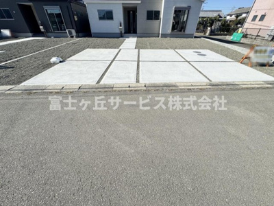 【駐車場】 | 焼津市利右衛門 3期 新築一戸建て 3号棟 | 車種により3台駐車可能です