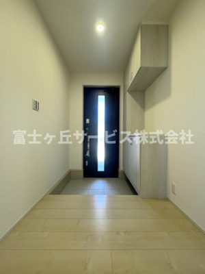 【玄関】 | 焼津市利右衛門 3期 新築一戸建て 3号棟 | 収納もある玄関です