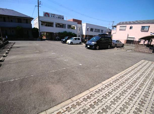 ルミエールNの駐車場