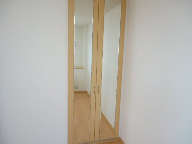 メゾン・ルミナスⅠの収納|クローゼット1