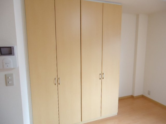 メゾン・ルミナスⅠの収納|クローゼット2