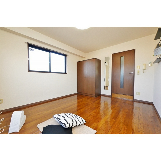 岐阜市加納安良町のアパートの居間・リビング|洋室　８帖