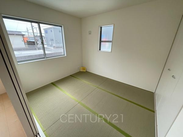 伊勢崎市長沼町第4 5号棟の和室|和室はLDKと続き間で開放感があります。
引き戸で簡単に仕切れますので状況に合わせた使い方ができます。