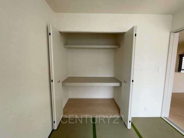 伊勢崎市長沼町第4 5号棟の収納|和室の収納はお布団も収納し易い仕切り棚付きです。