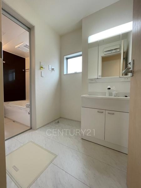 伊勢崎市長沼町第4 5号棟の独立洗面台|三面鏡付きの洗面台には鏡の裏に収納があり、すっきり片付けられます。
洗髪も可能な伸縮機能つきシャワーヘッドです。