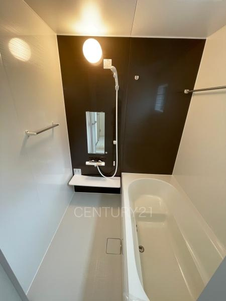 伊勢崎市長沼町第4 5号棟の浴室|ゆったりと寛げる大型バスタブ。
足を伸ばしたまま入浴可能です。
浴室乾燥機付きで天候が悪い日でも洗濯をして衣類を乾燥させることができます。