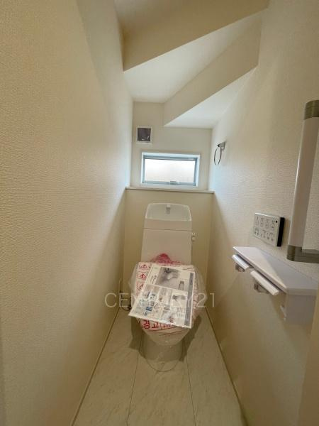 伊勢崎市長沼町第4 5号棟のトイレ|１階トレイです。
温水シャワー洗浄機能付きです。
手摺り付きです。