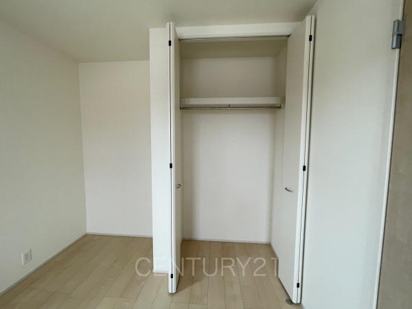 伊勢崎市長沼町第4 5号棟の収納|ハンガーパイプ付きクローゼットです。