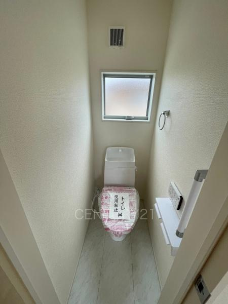 伊勢崎市長沼町第4 5号棟のトイレ|２階トイレです。
温水シャワー洗浄機能付き。
手摺り付きです。