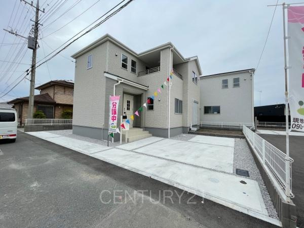 伊勢崎市長沼町第4 5号棟の前面道路含む現地写真|並列駐車可能な駐車場スペースです。