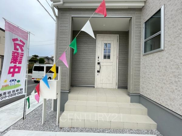 伊勢崎市長沼町第4 5号棟の玄関|スマートキー付きの玄関。
鍵を探すことなくドアの開閉が可能です。
郵便物を守る鍵付きポストです。
インターホンは録画機能付きで防犯面に優れます。