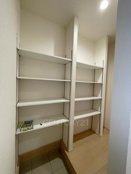 伊勢崎市長沼町第4 5号棟の玄関|高さ調整可能な棚付きで、沢山の収納が可能です。