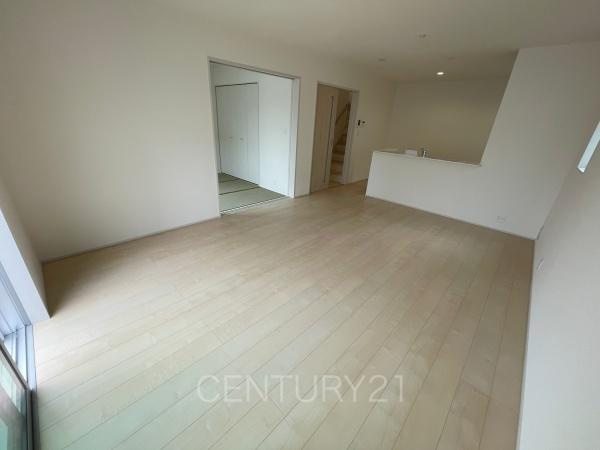 伊勢崎市長沼町第4 5号棟の居間・リビング|大きいソファーがおける広々リビング