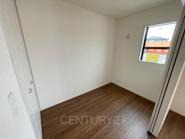 伊勢崎市長沼町第4 4号棟の洋室|１階洋室です、LDKと続き間で開放感があります。
引き戸で簡単に仕切れますので状況に合わせた使い方ができます。