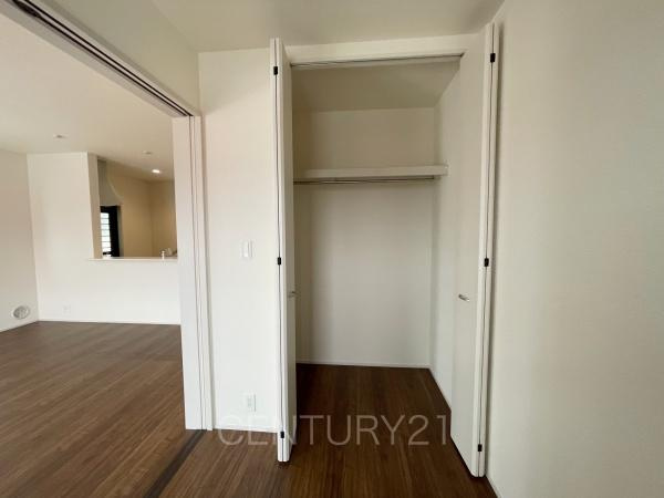 伊勢崎市長沼町第4 4号棟の収納|ハンガーパイプ付きクローゼットです。