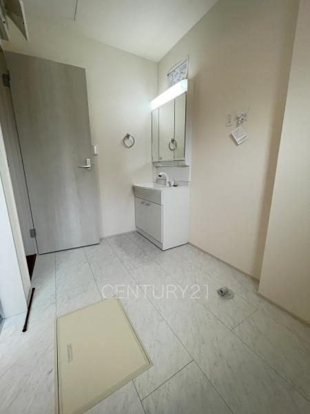 伊勢崎市長沼町第4 4号棟の独立洗面台|三面鏡付きの洗面台には鏡の裏に収納があり、すっきり片付けられます。
洗髪も可能な伸縮機能つきシャワーヘッドです。