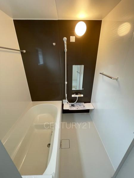 伊勢崎市長沼町第4 4号棟の浴室|ゆったりと寛げる大型バスタブ。
足を伸ばしたまま入浴可能です。
浴室乾燥機付きで天候が悪い日でも洗濯をして衣類を乾燥させることができます。