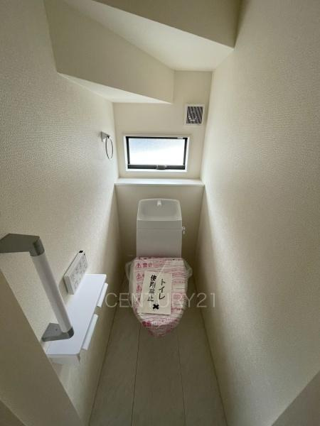 伊勢崎市長沼町第4 4号棟のトイレ|１階トレイです。
温水シャワー洗浄機能付きです。
手摺り付きです。