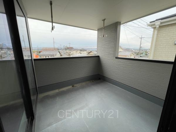 伊勢崎市長沼町第4 4号棟のバルコニー|天井付きバルコニーは急な雨にも安心。
干した洗濯物や布団が外壁に干渉しづらい、天井吊り下げ式の物干し金具付き。