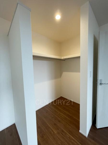 伊勢崎市長沼町第4 4号棟の収納|ハンガーパイプ付きクローゼットです。