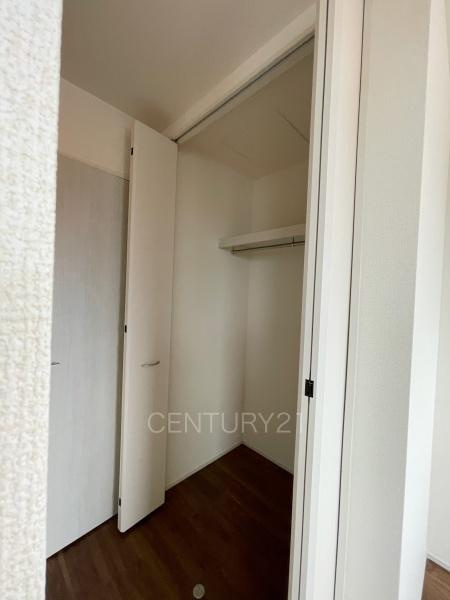 伊勢崎市長沼町第4 4号棟の収納|ハンガーパイプ付きクローゼットです。