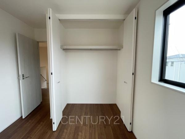 伊勢崎市長沼町第4 4号棟の収納|ハンガーパイプ付きクローゼットです。