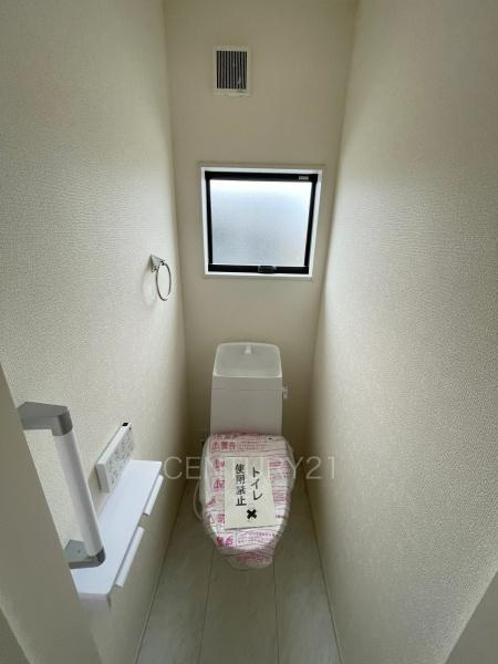 伊勢崎市長沼町第4 4号棟のトイレ|２階トイレです。
温水シャワー洗浄機能付き。
手摺り付きです。