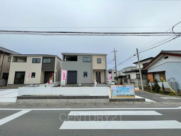 伊勢崎市長沼町第4 4号棟の前面道路含む現地写真|並列駐車可能な駐車場スペースです。