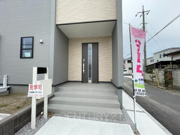 伊勢崎市長沼町第4 4号棟の玄関|スマートキー付きの玄関。
鍵を探すことなくドアの開閉が可能です。
郵便物を守る鍵付きポストです。
インターホンは録画機能付きで防犯面に優れます。