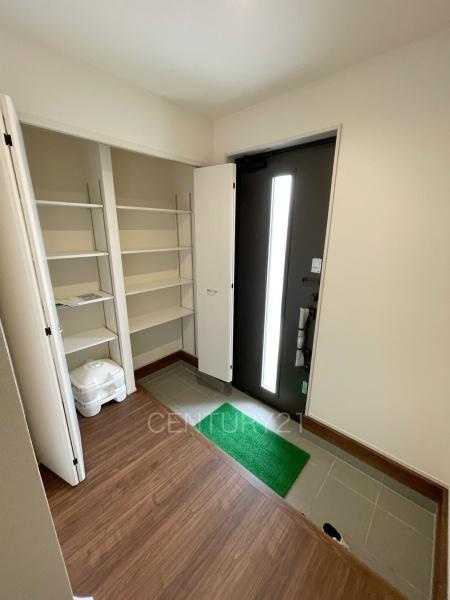 伊勢崎市長沼町第4 4号棟の玄関|高さ調整可能な棚付きで、沢山の収納が可能です。