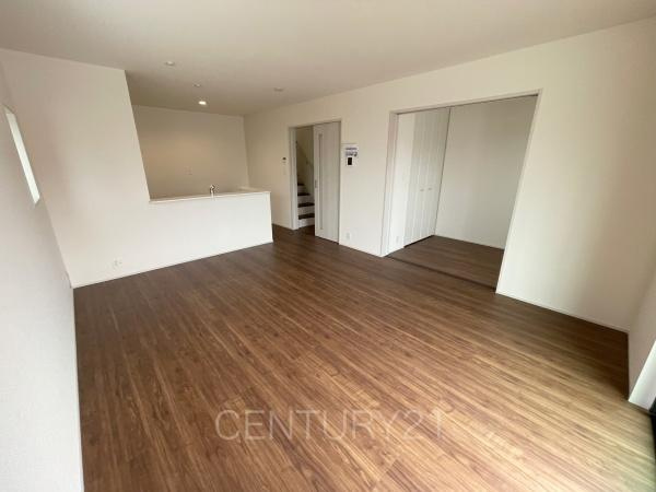 伊勢崎市長沼町第4 4号棟の居間・リビング|大きいソファーがおける広々リビング