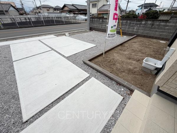 伊勢崎市長沼町第4 3号棟の駐車場|並列駐車可能な駐車場スペースです。