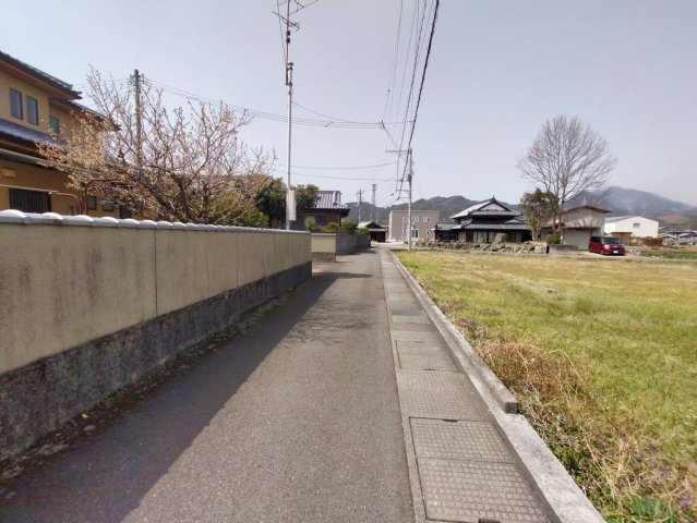 西条市楠甲595-1　土地の周辺|現地写真（南側　道路）