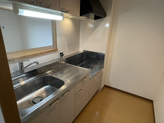 【キッチン】 | リバーサイドヒルズ | コンパクトなキッチンで掃除もラクラク（同棟別室施工例）