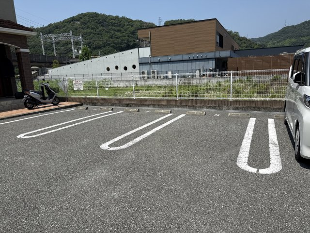 フィオーレ西庄Ｂの駐車場
