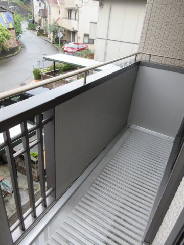 サンシャインヒルズB棟のバルコニー