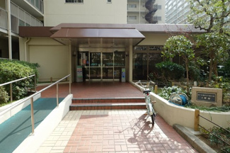 【エントランス】 | 管理人さんまたは保安員さんが常駐。安心の24時間有人管理です。