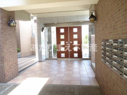 パラディ小田部のエントランス